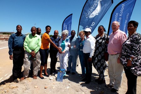 Van die hooggeplaastes tydens die sooispit-seremonie bokant Buitekantstraat, met Gerda Wessels agter die seremoniÃ«le graaf en minister Bonginkosi Madikizela en rdl Nicolette Botha-Guthrie langs haar. Regs op die foto van regs na links is raadslede Moira Opperman, Dudley Coetzee en Linda Ndevu. 